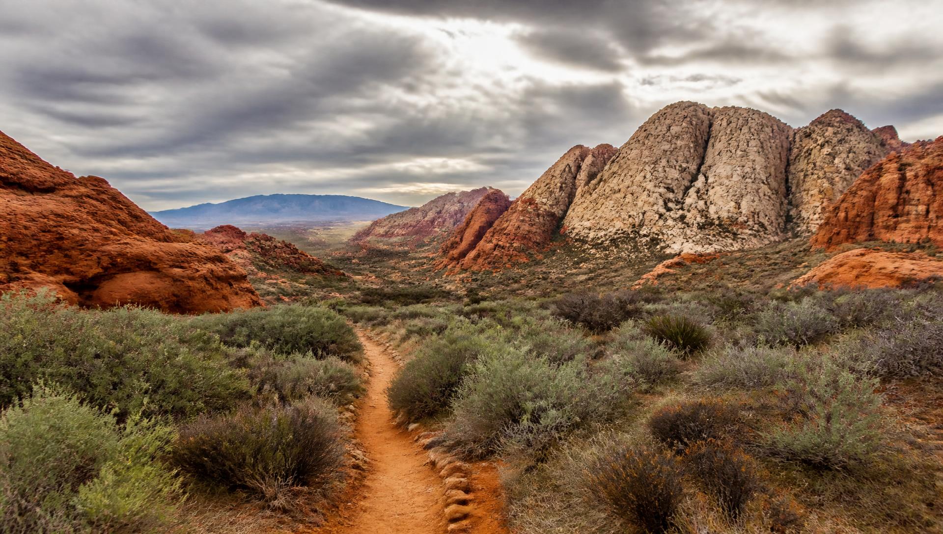 Snow Canyon State Park red rock formations and hiking trail